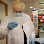Il Premier Johnson in un laboratorio di Oxford